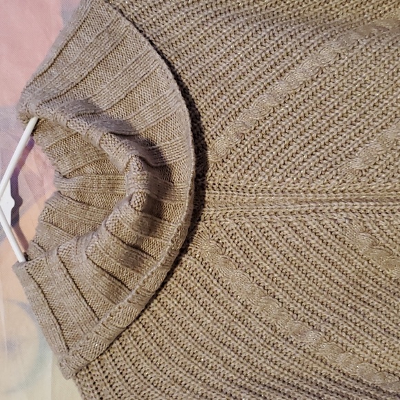 Woman's L poncho style sweater - Picture 2 of 5